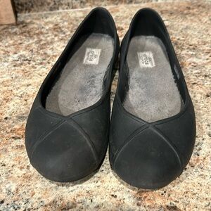 CROCS Dual Comfort Slip Ons Black fur insole W9